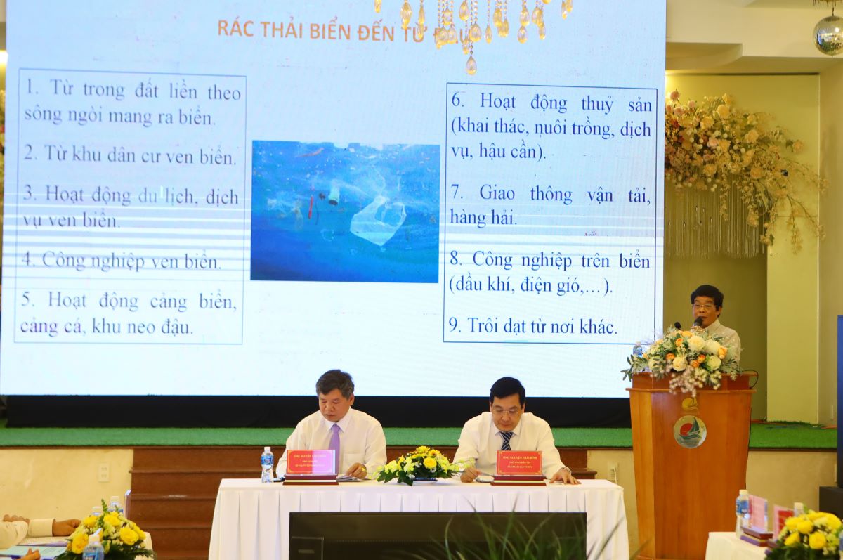Ông Huỳnh Quang Huy - Chi cục trưởng Chi cục Thủy sản Bình Thuận trình bày tham luận tại tọa đàm của chương trình. Ảnh: Duy Tuấn