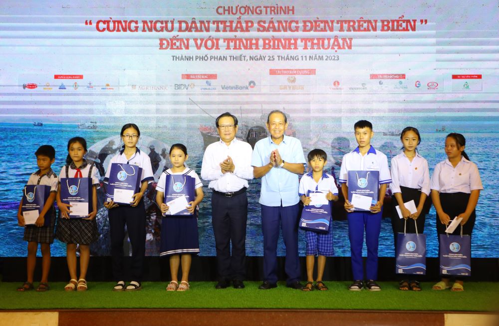 Trao tặng học bổng cho con em ngư dân có hoàn cảnh khó khăn. Ảnh: Duy Tuấn