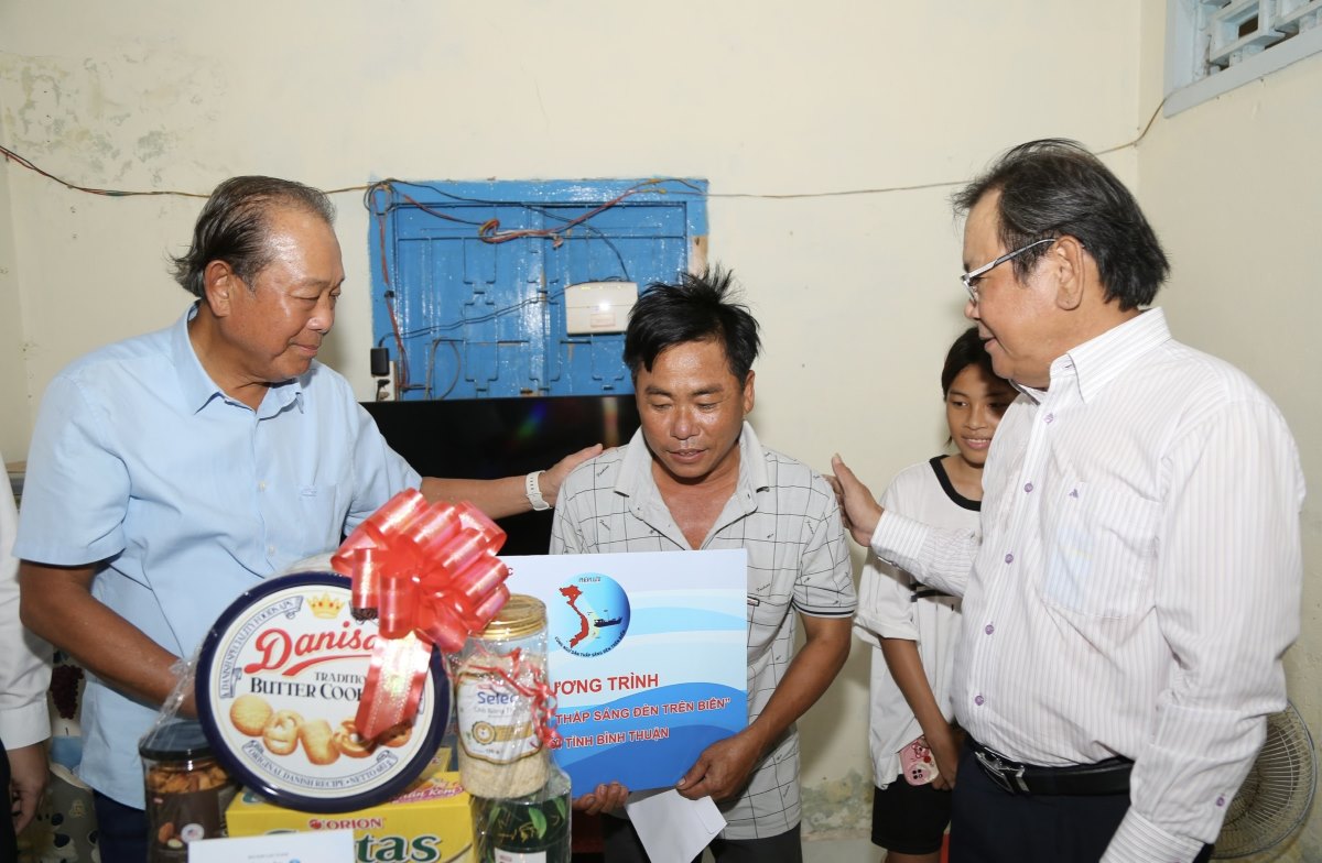 Thăm hỏi, tặng quà gia đình ngư dân tiêu biểu tại TP Phan Thiết. Ảnh: BTC