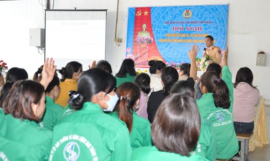 Hội nghị tuyên truyền cho đoàn viên, người lao động tại khu công nghiệp Minh Quân, tỉnh Yên Bái về đảm bảo trật tự ATGT. Ảnh: Phan Kiên