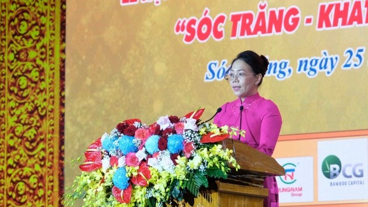 Phó Chủ tịch UBND tỉnh Sóc Trăng phát biểu khai mạc lễ hội. Ảnh: Phong Linh