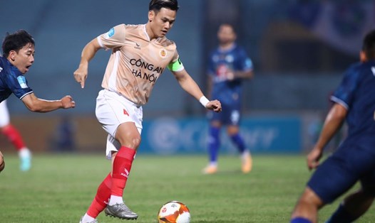 Hồ Tấn Tài thi đấu ở vị trí tiền vệ trung tâm trong trận đấu giữa Công an Hà Nội và Hoàng Anh Gia Lai ở Cúp Quốc gia 2023-2024. Ảnh: Như Đạt