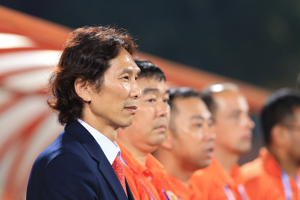 Huấn luyện viên Gong Oh-kyun hài lòng về màn trình diễn của các cầu thủ đội Công an Hà Nội. Ảnh: Minh Dân
