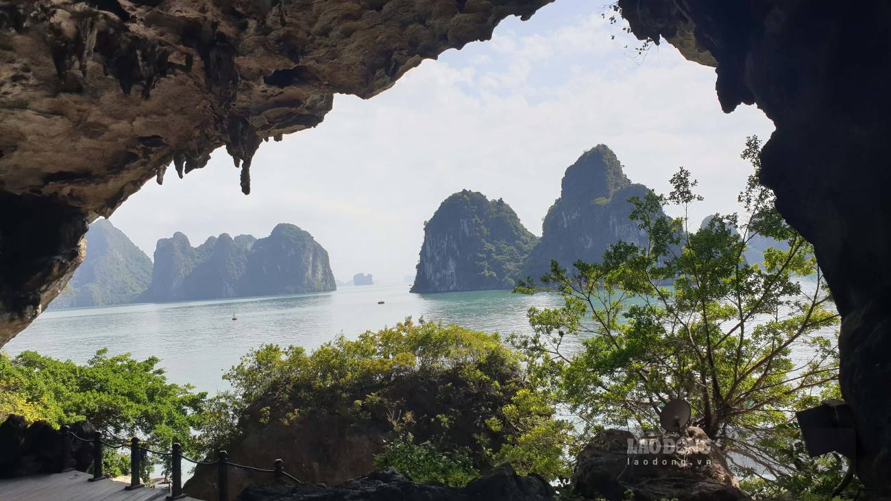 Từ trong hang Trống có nhiều góc ngắm vịnh Hạ Long tuyệt đẹp. Ảnh: Nguyễn Hùng