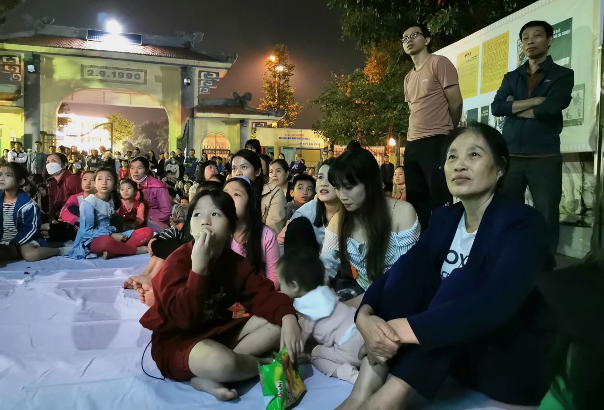 Bà Nguyễn Thị Hạnh, 64 tuổi cho hay, hoạt động này đã gợi nhớ lại thanh xuân của bà với những lần trốn gia đình đi xem phim, có khi chen chúc đến ngộp thở hoặc mất cả dép giữa đám đông háo hức, chen lấn để được xem phim.