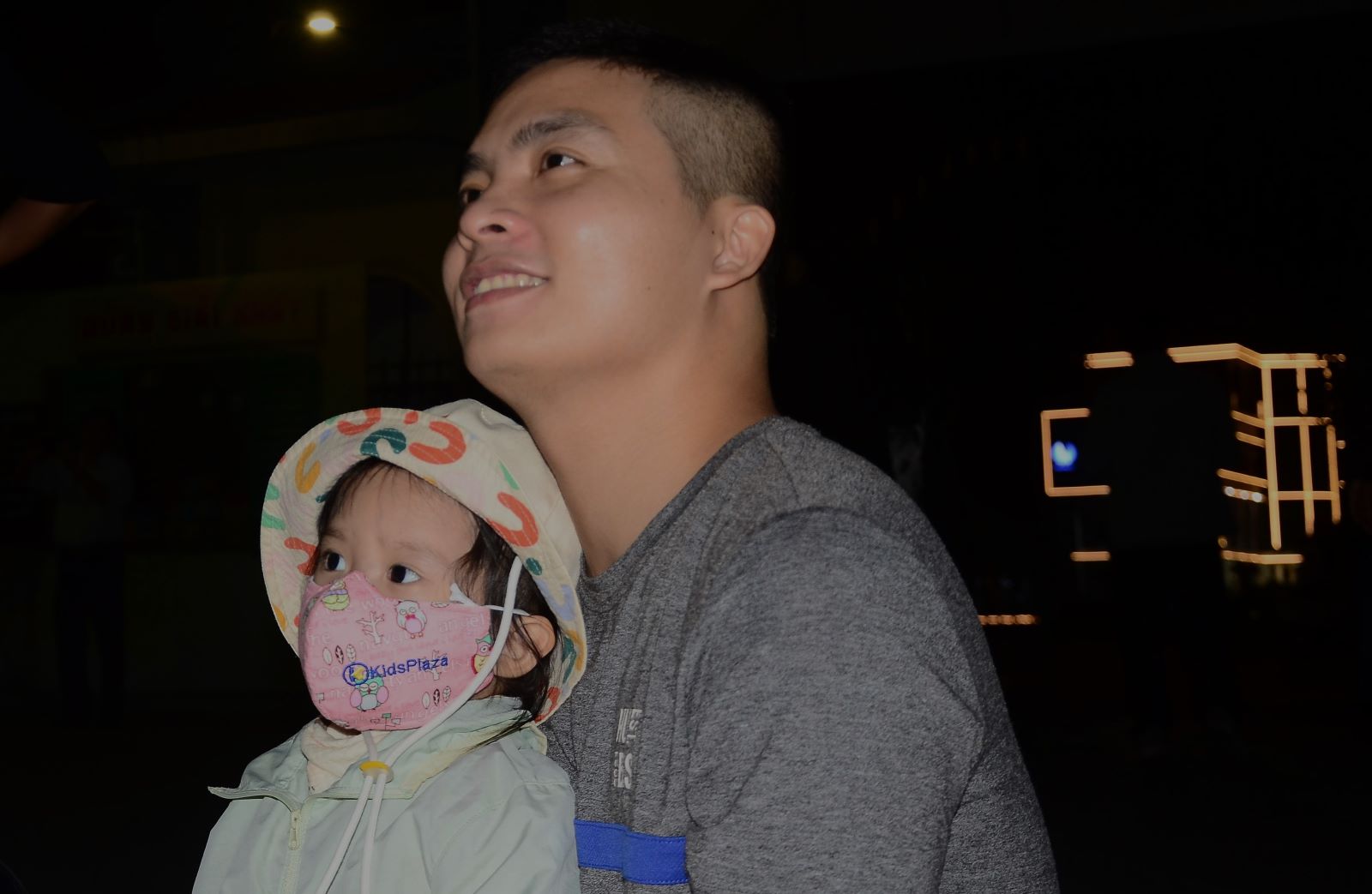 Anh Nguyễn Quang Sơn 33 tuổi đưa con nhỏ đến xem phim để con cảm nhận được không khí vui vẻ, thoải mái dịp cuối tuần tại Bảo tàng Hải Dương.