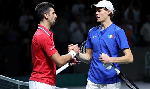 Jannik Sinner (phải) đã trả đủ món nợ với Novak Djokovic. Ảnh: Forbes