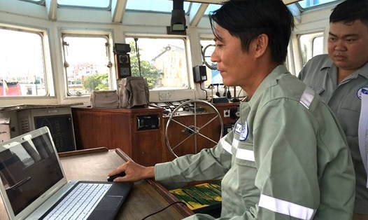 Đoàn viên Công đoàn Cảng Sài Gòn tham gia cuộc thi trực tuyến "Gửi niềm tin, trao kỳ vọng". Ảnh: CĐCSG