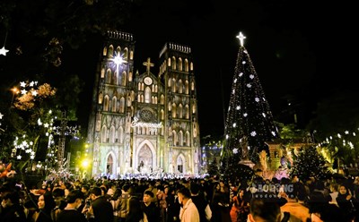 Hàng nghìn người dân tại khu vực Nhà thờ Lớn dịp lễ giáng sinh năm 2022. Ảnh: T.Vương