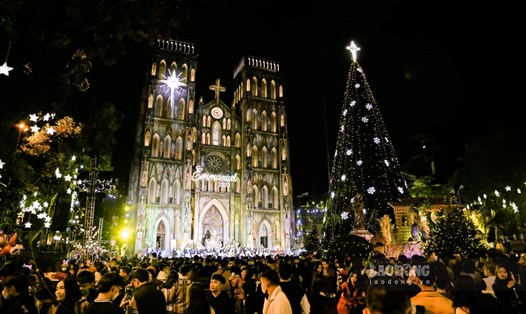 Hàng nghìn người dân tại khu vực Nhà thờ Lớn dịp lễ giáng sinh năm 2022. Ảnh: T.Vương