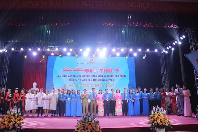 Chủ tịch Liên đoàn Lao động tỉnh Bắc Giang Nguyễn Văn Cảnh trao cúp lưu niệm cho các đội thi. Ảnh: Quyết Chiến 