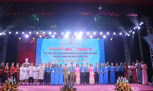 Chủ tịch Liên đoàn Lao động tỉnh Bắc Giang Nguyễn Văn Cảnh trao cúp lưu niệm cho các đội thi. Ảnh: Quyết Chiến