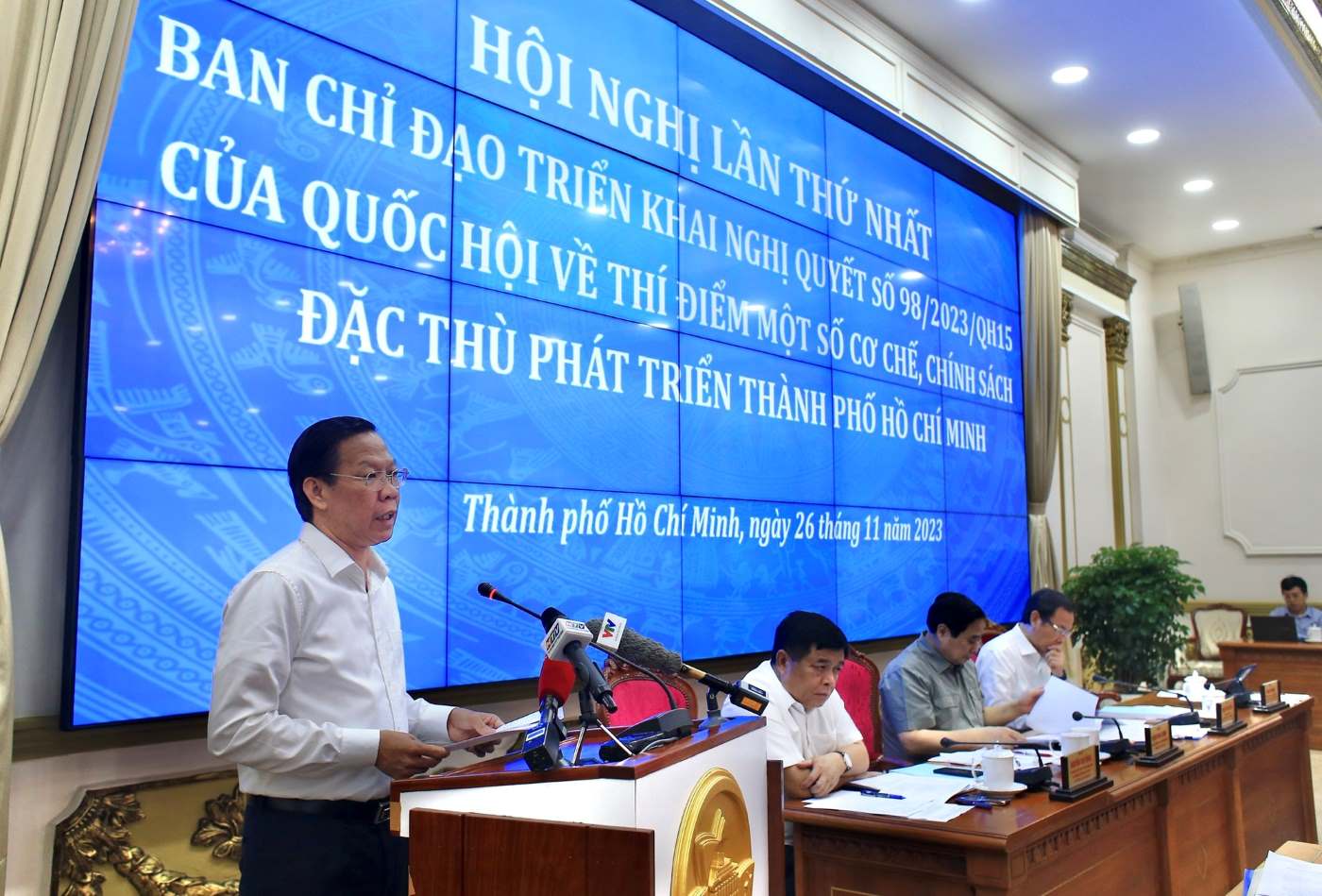  Chủ tịch UBND TPHCM Phan Văn Mãi báo cáo tại hội nghị.  Ảnh: DŨNG PHƯƠNG