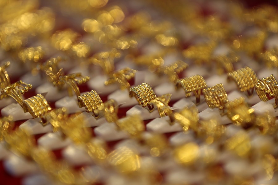 Giá vàng thế giới 2 lần tăng trên mức 2.000 USD/ounce trong tháng 11. Ảnh: Xinhua