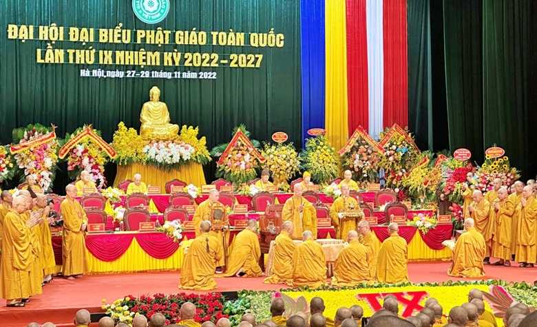 Nghi thức suy tôn Đức Pháp chủ Giáo hội Phật giáo Việt Nam. Ảnh: T.Vương