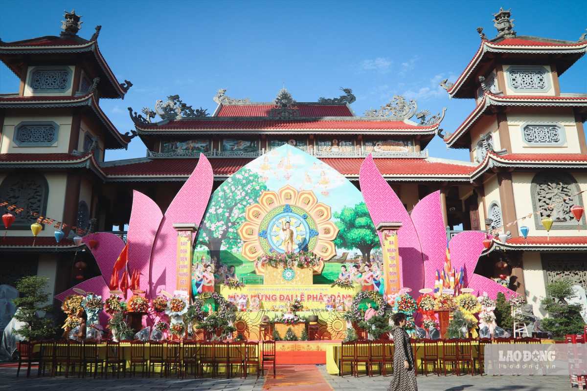 Đại lễ Phật đản hàng năm thu hút sự quan tâm của đông đảo người dân. Ảnh: T.Vương