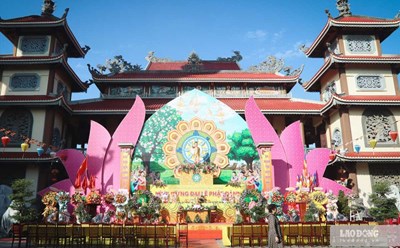 Đại lễ Phật đản hàng năm thu hút sự quan tâm của đông đảo người dân. Ảnh: T.Vương