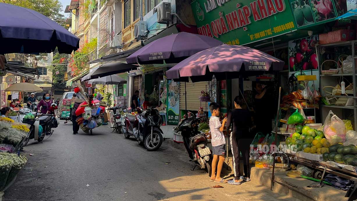 Theo ghi nhận của PV báo Lao Động, dù chiến dịch giành lại vỉa hè đã được phát động từ lâu, thế nhưng trên địa bàn quận Cầu Giấy vẫn diễn ra tình trạng lấn chiếm vỉa hè để kinh doanh, buôn bán.
