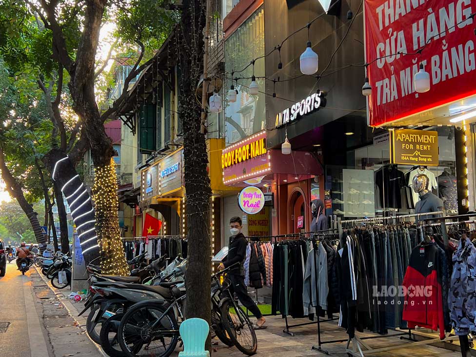 Tại quận Hoàn Kiếm, Hà Nội, các cửa hàng tận dụng từng cm trên vỉa hè để kinh doanh quần áo, chỉ còn một chỗ rất nhỏ cho người đi bộ len qua.