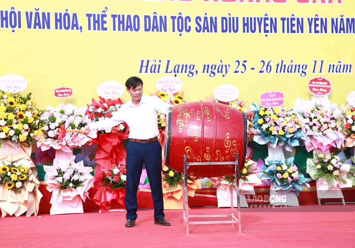 Ông Hoàng Văn Sinh, chủ tịch UBND huyện Tiên Yên giống trống khai hội. Đoàn Hưng