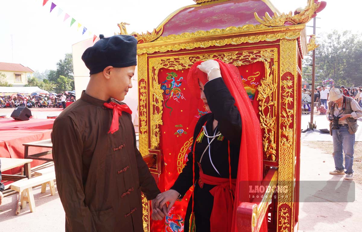 Trích đoạn cô dâu lên kiệu hoa lấy chồng của người dân tộc Sán Dìu xưa. Ảnh: Đoàn Hưng