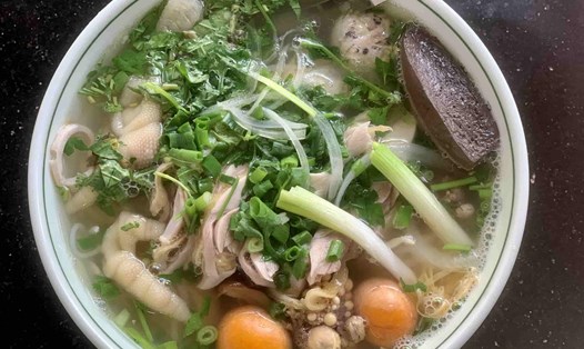 Quán bún thang của vợ chồng chị Nguyễn Thị Gái nhiều năm hút khách. Ảnh: Nhật Minh