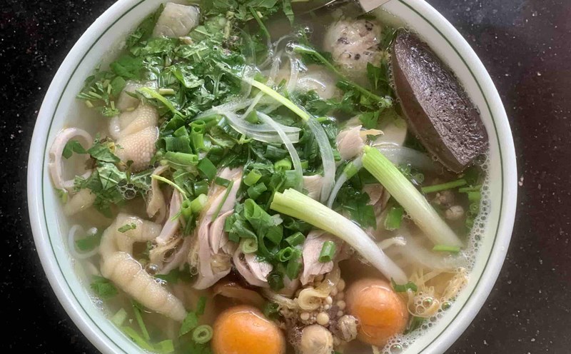 Quán bún thang của vợ chồng chị Nguyễn Thị Gái nhiều năm hút khách. Ảnh: Nhật Minh