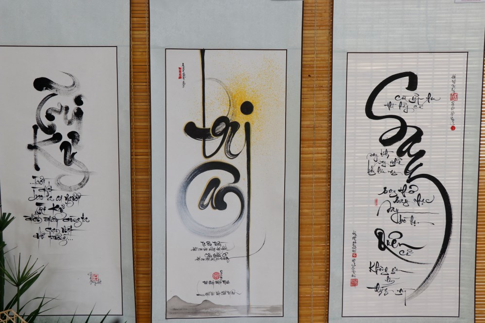  Ảnh 1: Một số tác phẩm thư pháp được trưng bày tại triển lãm