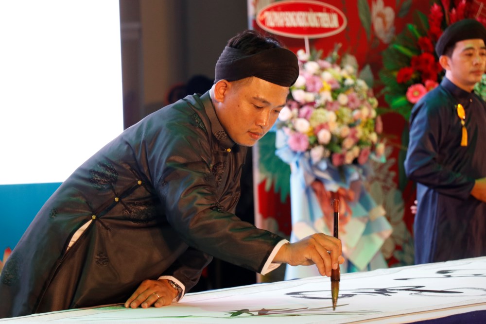 Ngoài tổ chức triển lãm và các hoạt động trưng bày tác phẩm thư pháp, anh Trần Hồng Lĩnh còn mở rộng dạy thư pháp tại nhiều trường học trên địa bàn quận 8