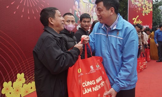 Chủ tịch Liên đoàn Lao động tỉnh Nghệ An Kha Văn Tám trao quà Tết cho công nhân lao động. Ảnh: Quang Đại