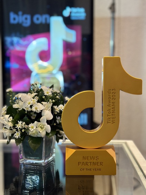 Cúp lưu niệm giải Kênh tin tức của năm ở hạng mục News partner of the year (Đối tác báo chí của năm). Ảnh: Ban tổ chức