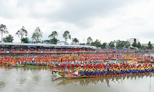Hàng nghìn vận động tham gia thi đấu tại Giải đua ghe Ngo tỉnh Sóc Trăng năm 2023. Ảnh: Phương Anh