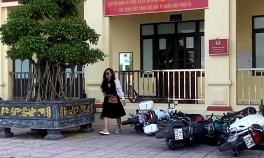 Bà Lê Thị Thảo tại trụ sở xã An Đồng chiều 25.11. Ảnh cắt từ clip