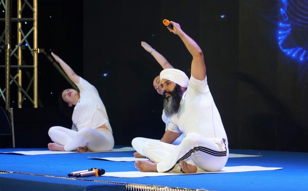 Ông Gurdev Singh - Phó Chủ tịch Liên đoàn Yoga châu Á - hướng dẫn buổi đồng diễn yoga.