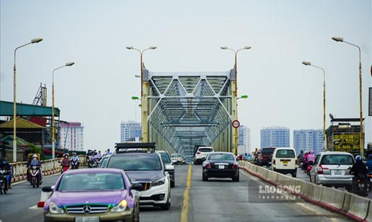 Phân luồng giao thông trên cầu Chương Dương trong một tháng để sửa chữa hạ tầng trên cầu. Ảnh: Tùng Giang