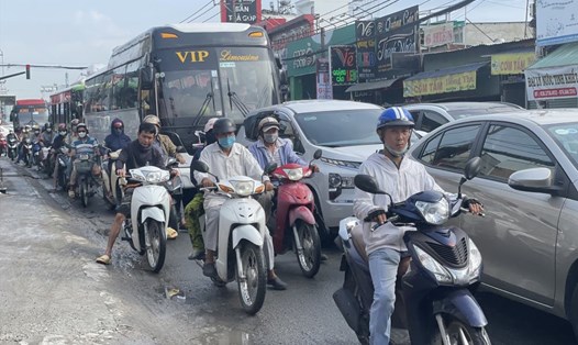 Quốc lộ 50 đoạn qua huyện Bình Chánh, TPHCM thường xuyên ùn tắc và tiềm ẩn tai nạn. Ảnh: Thanh Vũ