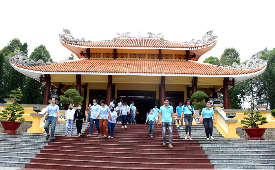 Đoàn viên, người lao động tại Khu công nghiệp Bình Hòa cùng lãnh đạo Công đoàn các khu công nghiệp viếng, dâng hương Chủ tịch Tôn Đức Thắng chào mừng Đại hội Công đoàn Việt Nam lần thứ XIII. Ảnh: Lục Tùng