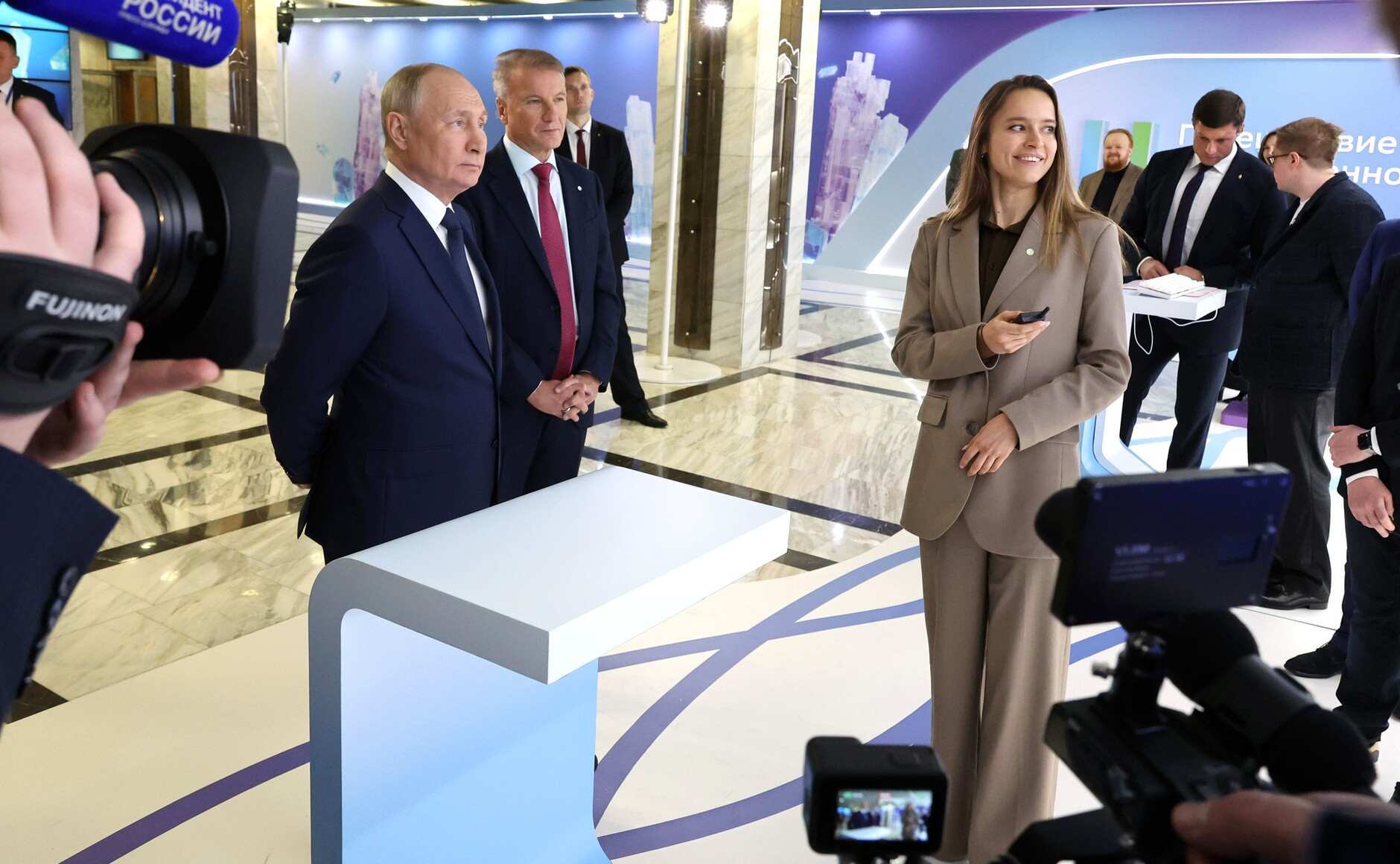 Tổng thống Nga tham quan triển lãm về công nghệ AI. Ảnh: Điện Kremlin