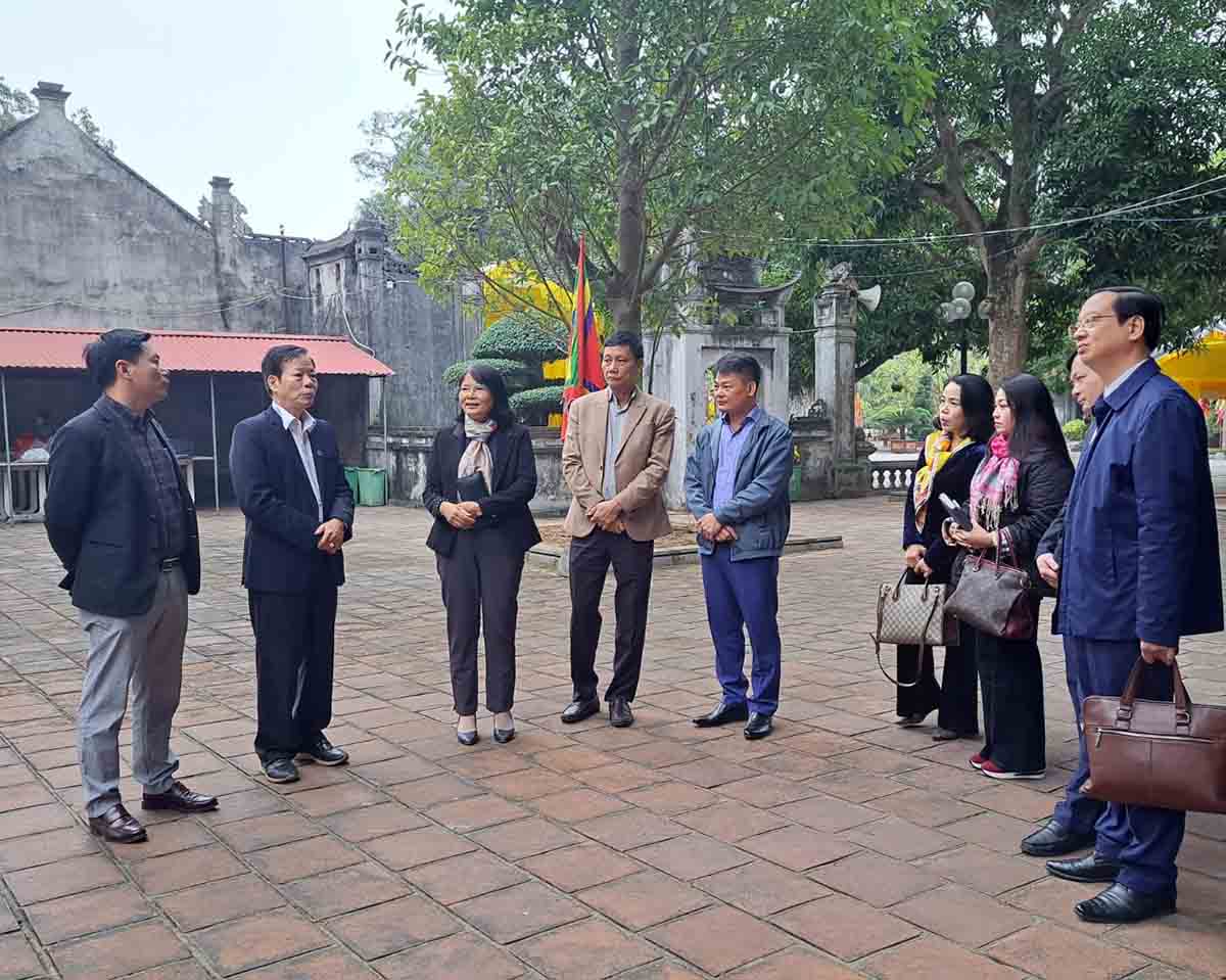 Đoàn giám sát của Ủy ban MTTQ TP Hà Nội giám sát thực tế tại di tích Đền Hai Bà Trưng, huyện Mê Linh. Ảnh: Phạm Đông