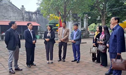 Đoàn giám sát của Ủy ban MTTQ TP Hà Nội giám sát thực tế tại di tích Đền Hai Bà Trưng, huyện Mê Linh. Ảnh: Phạm Đông