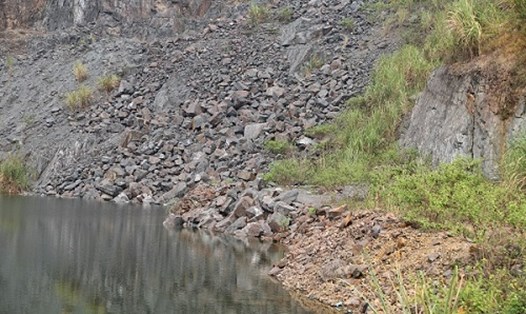 Hố tử thần hình thành sau khai thác mỏ đá ở thôn Trán Voi, xã Phú Mãn, huyện Quốc Oai. Ảnh: Hải Đăng