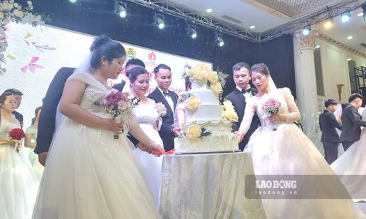 Lễ cưới tập thể cho 17 cặp đôi công nhân có hoàn cảnh khó khăn tại Thái Nguyên. Ảnh: Lam Thanh