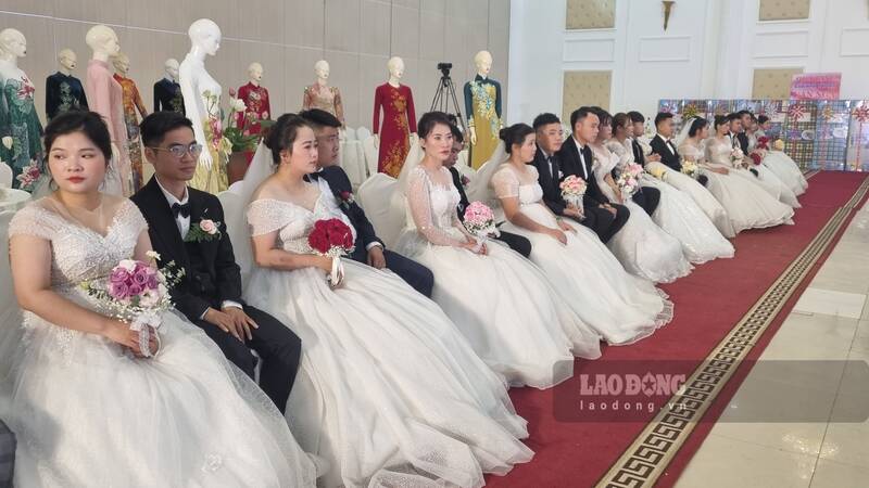 Lễ cưới tập thể cho công nhân lao động năm 2023 tại Thái Nguyên có 17 cặp đôi tham dự. 