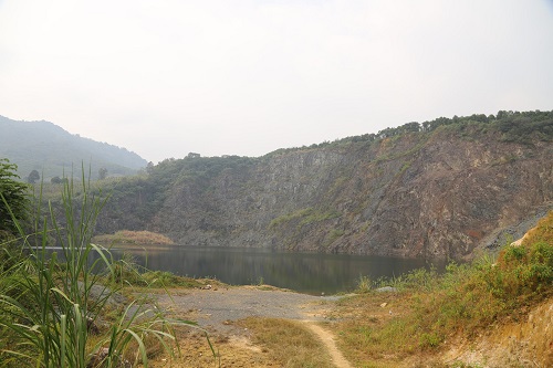 Hố tử thần ở mỏ đá Vimeco xã Phú Mãn, huyện Quốc Oai. Ảnh: Hải Đăng