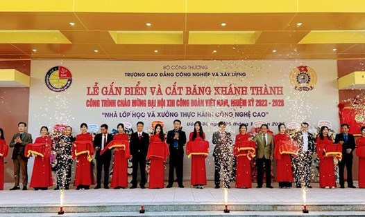 Quang cảnh lễ cắt băng khánh thành và gắn biển công trình chào mừng Đại hội XIII Công đoàn Việt Nam. Ảnh: Minh Thuận