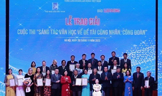 Lãnh đạo Đảng, Nhà nước, lãnh đạo Tổng Liên đoàn Lao động Việt Nam cùng các tác giả đoạt giải. Ảnh: Hải Nguyễn