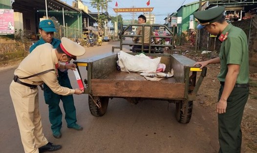 Lực lượng chức năng tổ chức tuyên truyền, dán decal phản quang trên xe công nông, xe máy cày... trên địa bàn tỉnh Đắk Nông. Ảnh: Minh Quỳnh
