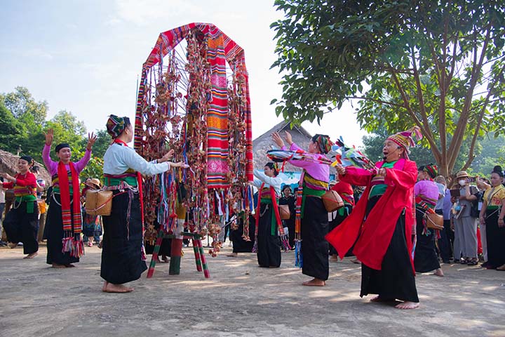 “Pôồn” có nghĩa là chơi vờn, nhảy, múa.  “Pôông” là bông, hoa. “Pôồn Pôông” tức là lễ thưởng hoa, chơi xung quanh cây bông để cầu cho bản Mường no ấm, lúa thóc đầy sân, con người hạnh phúc.