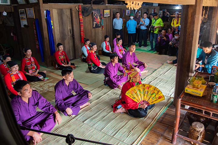 Lễ hội gồm có 2 phần, phần lễ và phần hội. Trong đó, Ậu máy (chủ trì lễ hội) có vai trò như một người thầy cúng, là người dùng văn vần kể lại giai thoại sinh ra trời đất, thông báo với thần linh năm nay mùa màng bội thu, dân làng mở hội để tỏ lòng biết ơn trời đất đã cho mưa thuận gió hòa, người người hạnh phúc và mời thần tổ, vua cha về vui chơi... 