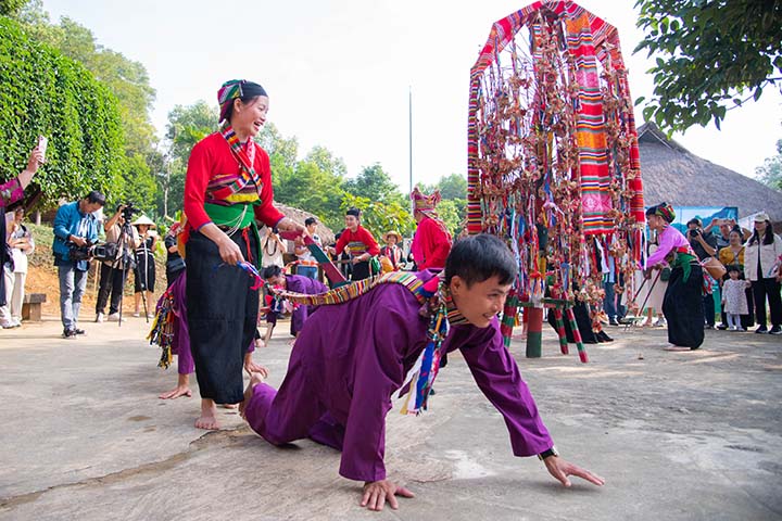 Sau phần lễ của Ậu máy là phần hội. Tất cả các trò diễn đều xoay quanh cây bông, mô phỏng lại các phong tục, tập quán của người Mường, phản ánh đời sống tâm linh văn hóa của người Mường. 